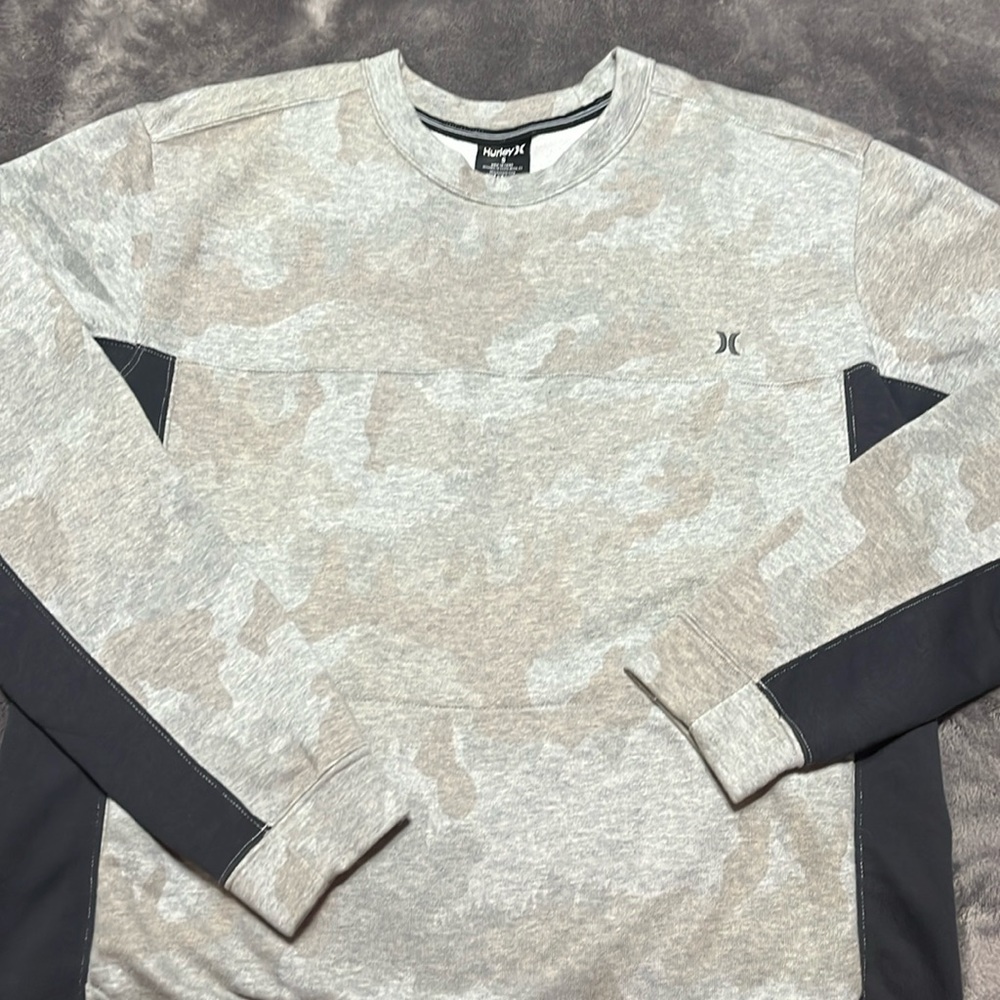Hurley camo sweatshirt never worn. Dri fit.